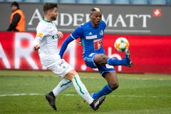 St. Gallens Philippe Koch hat gegen Blessing Eleke das Nachsehen. Dieser schoss später das 3:0. (Bild: Alexandra Wey/Keystone, Luzern, 10. März 2019)