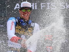 Ramon Zenhäusern lässt die Korken knallen (Bild: KEYSTONE/AP/MARCO TROVATI)
