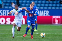 Marvin Schulz behauptet den Ball gegen St. Gallens Dereck Kutesa. (Bild: Martin Meienberger/freshfocus, Luzern, 10. März 2019)