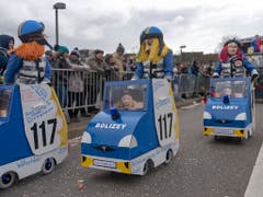 Am Fasnachtsumzug, in Basel «Cortège» genannt, war am Montag auch die freihändige Beschaffung von edlen Elektroautos für die Polizei beliebtes Thema. (Bild: KEYSTONE/GEORGIOS KEFALAS)