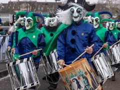 Glück hatte an der Basler Fasnacht, wessen Clique heuer ein warmes «Goschdym» hatte schneidern lassen, das dem Aprilwetter widerstand. (Bild: KEYSTONE/GEORGIOS KEFALAS)