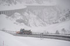 Die Schneeräumungsarbeiten an der Schöllenenstrasse zwischen Göschenen und Andermatt laufen am Montag, 11. Maerz 2019 auf Hochtouren. In weiten Teilen der Zentralschweizer Voralpen brachte ein Schneesturm ergiebige Schneemassen. (Bild: Keystone/Urs Flüeler)