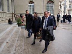 GLP-Parteipräsident Jürg Grossen (links), GLP-Fraktionschefin Tiana Angelina Moser (Mitte) und BDP-Parteipräsident Martin Landolt (rechts) auf dem Weg zur Konsultation bei Bundesrat Ignazio Cassis zum institutionellen Rahmenabkommen mit der EU. (Bild: KEYSTONE/ANTHONY ANEX)