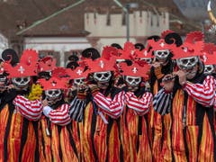 Der Tod der Muba alias Schweizer Mustermesse ist als «bis zletscht» das Motto der diesjährigen Basler Fasnacht. Viele Cliquen spielen das Ende des einstigen Publikumsmagnets aus - manche düster, manche sarkastisch. Einen bunten Cortège gibt das dennoch allemal her. (Bild: KEYSTONE/GEORGIOS KEFALAS)