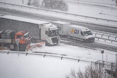 Lastwagen und andere Fahrzeuge bleiben auf der rutschigen Fahrbahn stehen, auf der Autobahn A2 zwischen Amsteg und Göschenen am Montag, 11. März 2019. (Bild: Keystone/Urs Flüeler)