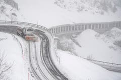 Die Schneeräumungsarbeiten an der Schöllenenstrasse zwischen Göschenen und Andermatt laufen am Montag, 11. Maerz 2019 auf Hochtouren. In weiten Teilen der Zentralschweizer Voralpen brachte ein Schneesturm ergiebige Schneemassen. (Bild: Keystone/Urs Flüeler)