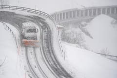 Die Schneeräumungsarbeiten an der Schöllenenstrasse zwischen Göschenen und Andermatt laufen am Montag, 11. Maerz 2019 auf Hochtouren. In weiten Teilen der Zentralschweizer Voralpen brachte ein Schneesturm ergiebige Schneemassen. (Bild: Keystone/Urs Flüeler)