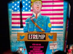 Weltpolitik beschäftigt auch die lokale Fasnacht am Rheinknie. US-Präsident Donald Trump gibt auch heuer wieder allerhand Verse und Bilder her. (Bild: KEYSTONE/GEORGIOS KEFALAS)