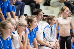Das Swim Team Lucerne mit dem Cheftrainer Richard Barth (Dritter von rechts) fiebert mit. (Bild: Manuela Jans-Koch (Oberkirch, 9. März 2019))
