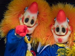 Keine Basler Fasnacht ohne «Waggis», eine der traditionellen Leitfiguren mit grosser Nase, üppiger Mähne, weissem Kragen und blauem Hemd. (Bild: KEYSTONE/EPA KEYSTONE/GEORGIOS KEFALAS)