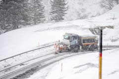 Die Schneeräumungsarbeiten an der Schöllenenstrasse zwischen Göschenen und Andermatt laufen am Montag, 11. Maerz 2019 auf Hochtouren. In weiten Teilen der Zentralschweizer Voralpen brachte ein Schneesturm ergiebige Schneemassen. (Bild: Keystone/Urs Flüeler)
