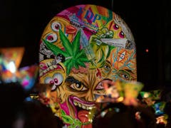 Die Cannabis-Liberalisierungs-Unterstützung der Basler FDP hat zu einem Laternen-High-Light angeregt. (Bild: KEYSTONE/GEORGIOS KEFALAS)