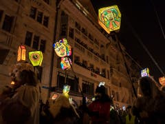 Das Licht der Fasnacht - in Laternenform - erleuchtet am Morgenstreich die Fassaden am Basler Marktplatz. (Bild: KEYSTONE/GEORGIOS KEFALAS)