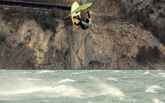 Windsurfen am Urnersee bei massivem Föhnsturm , Rider: Bernie Sievi. (Bild: Simon Ott, Urnersee, 6. März 2019)