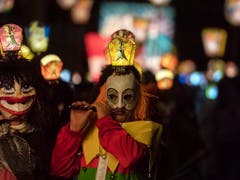 Wenn am Fasnachtsbeginn in Basel am Montag um vier Uhr zum Morgestraich die Strassenbeleuchtung erlischt, erhellen neben den Sujet-Laternen der Cliquen unzählige «Kopfladärne» auf den Larven der Aktiven die Szenerie. (Bild: KEYSTONE/GEORGIOS KEFALAS)