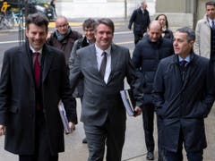 Staatssekretär Roberto Balzaretti (links), SP-Parteipräsident Christian Levrat (Mitte) und Bundesrat Ignazio Cassis (rechts) auf dem Weg zur Konsultation zum institutionellen Rahmenabkommen mit der EU. (Bild: KEYSTONE/ANTHONY ANEX)