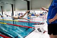 Richard Georgiev vom Swim Team Lucerne stürzt sich ins Wasser. (Bild: Manuela Jans-Koch (Oberkirch, 9. März 2019))