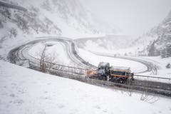 Die Schneeräumungsarbeiten an der Schöllenenstrasse zwischen Göschenen und Andermatt laufen am Montag, 11. Maerz 2019 auf Hochtouren. In weiten Teilen der Zentralschweizer Voralpen brachte ein Schneesturm ergiebige Schneemassen. (Bild: Keystone/Urs Flüeler)