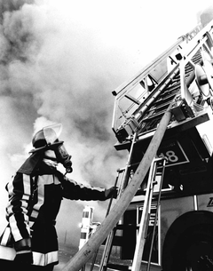 Ein Feuerwehrmann im Einsatz. (Bild: Fotograf unbekannt*/ Gemeinde Buttisholz)