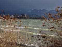 Blick auf den sturmgepeitschten Zürichsee vor Rapperswil. (Bild: Hubert Koch)