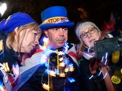 Proteste vor dem Parlament in London. (Bild: KEYSTONE/EPA/NEIL HALL)