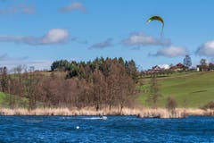 Auf dem Hauptwilerweiher ist es dem Kitesurfer, trotz starken Böen, gelungen, abzuheben. (Bild Luciano Pau)