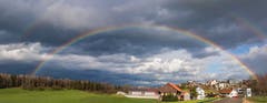 Regen, Wind, Sonne und Regenbogen bei Wilen-Gottshaus. (Bild: Luciano Pau)