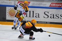 Die beiden Topskorer im Duell: Zugs Santeri Alatalo (hinten) gegen Luganos Alessio Bertaggia. (Bild: Davide Agosta / Keystone, Lugano, 12. März 2019)