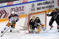 Der Zuger Dominik Schlumpf (links) beschäftigt Lugano-Goalie Elvis Merzlikins. (Bild: Davide Agosta / Keystone, Lugano, 12. März 2019)