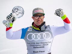Beat Feuz mit der Kristallkugel für den besten Abfahrer des Winters (Bild: KEYSTONE/EPA/CHRISTIAN BRUNA)