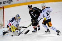 Kein Durchkommen für Luganos Dario Bürger (Mitte) gegen die Zuger Tobias Stephan (links) und Jesse Zgraggen. (Bild: Davide Agosta / Keystone, Lugano, 12. März 2019)