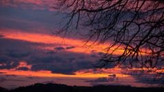 Pünktlich zum Feierabend ein fantastischer Sonnenuntergang. (Bild: Priska Ziswiler-Heller, Ettiswil, 12. März 2019)
