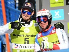 Tagessieger Dominik Paris zeigt es an: Die Kugel gehört Feuz (Bild: KEYSTONE/APA/APA/HELMUT FOHRINGER)