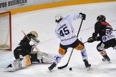 Sorgt für viel Wirbel in der Defensive der Tessiner: Zugs Dennis Everberg (Mitte). (Bild: Davide Agosta / Keystone, Lugano, 12. März 2019)