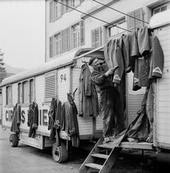 Zirkusleben: Zirkus Knie vor der Südfassade des Zaunschulhauses in Glarus. (Bild: PD/Archiv Circus Knie)