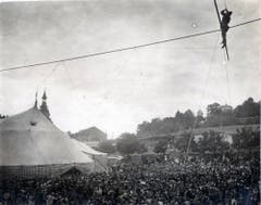 Als Reminiszenz an die Arena-Zeit und um auch unbemittelten Zuschauern eine Prise Zirkuskunst zu bieten, bestieg Eugen Knie bei trockenem Wetter jeweils am Schluss der Vorstellung das Hochseil vor dem Chapiteau. Ende 1920 verschwand das Hohe Seil dann aber endgültig. (Bild: PD/Archiv Circus Knie)