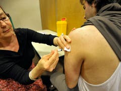 Das Bundesamt für Gesundheit (BAG) empfiehlt die Impfung gegen Masern und die Überprüfung des Impfstatus, zum Besipiel für Geschäftsleute, wenn sie nach Asien reisen. (Bild: KEYSTONE/LAURENT GILLIERON)