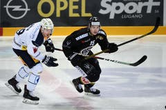 Duell zwischen Zugs Dario Simion (links) und Luganos Grégory Hofmann. (Bild: Davide Agosta / Keystone, Lugano, 12. März 2019)