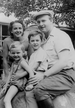 Fredy Knie sen. und Pierrette Knie-Dubois - sie war übrigens mehrfache Schweizer Meisterin im Tennis und im Eispaarlaufen - mit Rolf und Fredy in den 1950-er Jahren. Fredy Knie sen. holte 1970 mit Dimitri erstmals einen Gastkomiker aus dem Kleinkunstbereich in die Manege. (Bild: PD/Archiv Circus Knie)