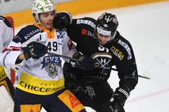 Zugs Miro Zryd (links) im Duell mit Luganos Julian Walker. (Bild: Davide Agosta / Keystone, Lugano, 12. März 2019)