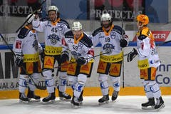 Jubeln nach dem 1:0: Garrett Roe, Dennis Everberg, Dario Simion, Dominik Schlumpf und Santeri Alatalo (von links). (Bild: Davide Agosta / Keystone, Lugano, 12. März 2019)
