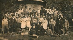 Seit 1928 konnten auch Frauen dem Veloclub Rothenburg beitreten. Hier ist eine Ausfahrt nach Hildisrieden im Jahr 1920 zu sehen. (Bild: PD)