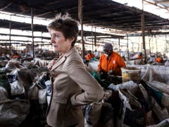 Mitten im Müll: Umweltministerin Simonetta Sommaruga anlässlich ihres Besuchs in einem Recycling-Unternehmen Taka-Taka Solutions in Nairobi. In Kenia gibt es keine öffentliche Abfallentsorgung. (Bild: KEYSTONE/ALEXANDRA WEY)