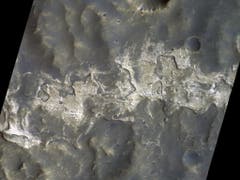 Der terrassenartige Abhang des Columbus-Kraters auf der Südhalbkugel des Mars zeigte helle Gesteinsschichten. Diese enthalten hydratisierte Mineralien, wie zum Beispiel Sulfatsalze. Sie scheinen die Kraterwand wie ein riesiger «Badewannenring» zu säumen. (Bild: ESA/Roskosmos/CaSSIS)