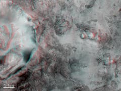 Ein Krater und unebenes Terrain zwischen den Syrtis und Isidis-Regionen des Mars. Das Bild kann mit einer rot-blauen Stereobrille betrachtet werden, um einen Eindruck der Tiefe zu erhalten. (Bild: ESA/Roskosmos/CaSSIS)