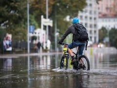 Wasserradfahren in Locarno am 8. November 2018, nachdem der Lago Maggiore nach heftigen Niederschlägen über die Ufer getreten war. (Bild: KEYSTONE/TI-PRESS/ALESSANDRO CRINARI)