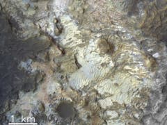 Eingefärbtes Bild des Bodens des Kibuye-Kraters in der Region Terra Sirenum. Die Tönungen zeugen von der reichen Vielfalt der mineralogischen Zusammensetzung dieser Felsen. Chloridsalz und Tonmineralien wurden hier aus dem Orbit mit Infrarotspektrometern identifiziert. (Bild: ESA/Roskosmos/CaSSIS)