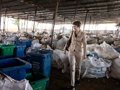 Bundesrätin Simonetta Sommaruga besuchte anlässlich ihrer ersten Auslandreise als Umweltministerin auch ein Recycling-Unternehmen in Nairobi. In Kenia gibt es keine öffentliche Abfallentsorgung. (Bild: KEYSTONE/ALEXANDRA WEY)