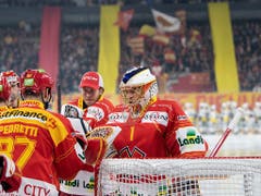 Biels Goalie Jonas Hiller (rechts) und Marco Pedretti (ex-Ambri) wollen gegen Ambri-Piotta heute das 3:0 in der Viertelfinalserie realisieren (Bild: KEYSTONE/PETER SCHNEIDER)