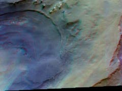 Im Hellas-Becken in der südlichen Mars-Hemisphäre hat Erosion runde Vertiefungen erzeugt. Das Bild kann mit einer rot-blauen Stereobrille betrachtet werden, um einen Tiefeneindruck zu erhalten. (Bild: ESA/Roskosmos/CaSSIS)